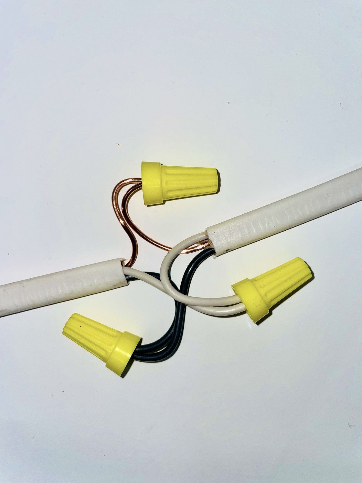 Open Splice Junction Box 7 Exposed wire splice before installing a junction box