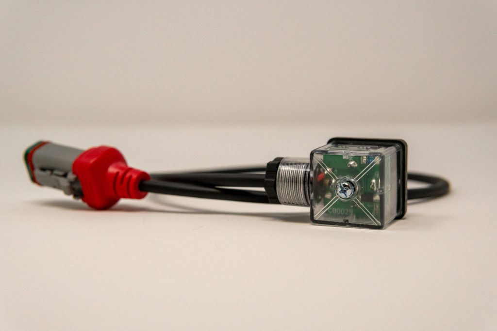 Cable assembly with red DT connector and sealed electronic module
