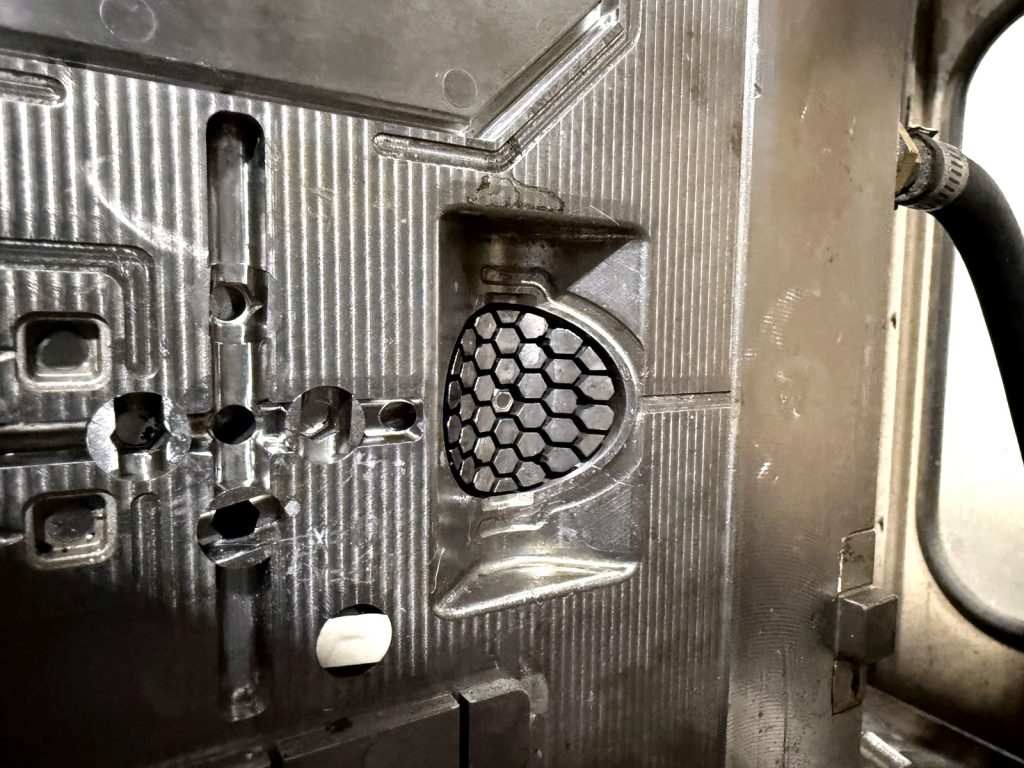 Injection mold cavity with a honeycomb insert