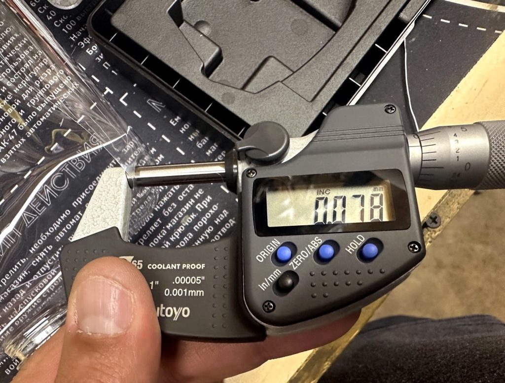 Measuring a part with a digital micrometer